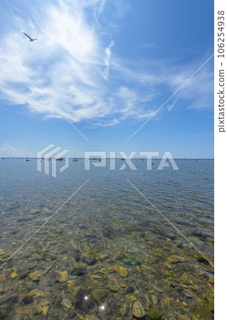 淺淺的宇之崎海岸，美麗的大海和藍天，男鹿半島 106254938