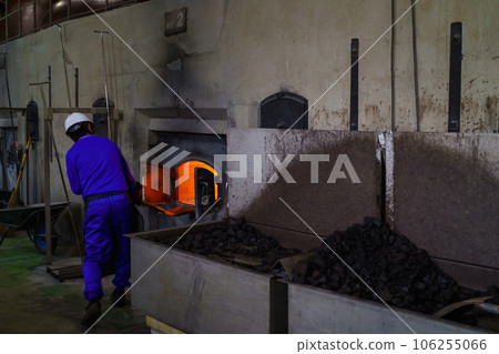 一名工人在水壺裡生火 106255066