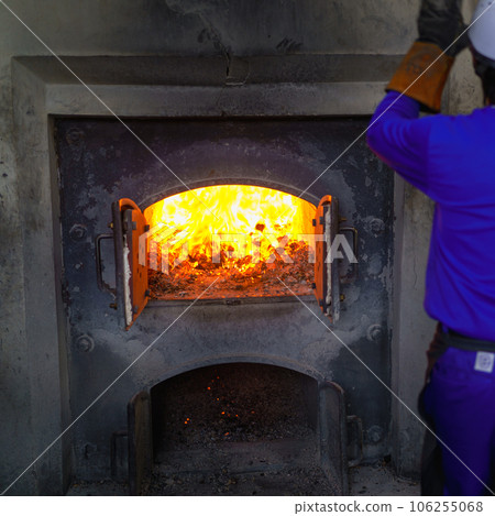 一名工人在水壺裡生火 106255068