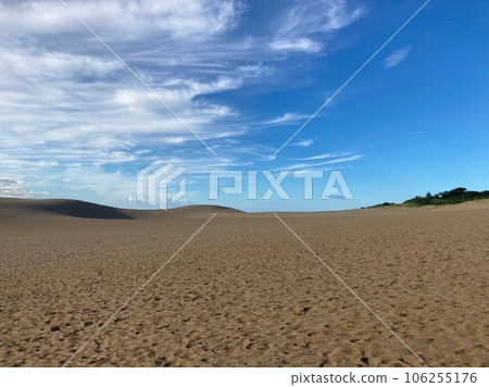 Blue sky, clouds and sand dunes 106255176