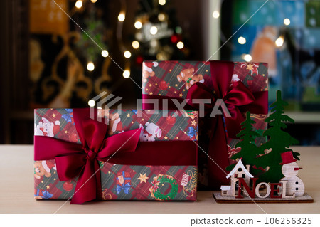 Christmas present with sparkling illumination back 106256325