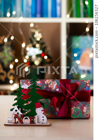 聖誕禮物,背面閃閃發光 聖誕禮物,背面閃閃發光 106256327