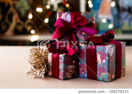 Christmas present with sparkling illumination back 106256331