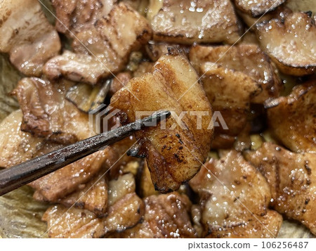 Grilled pork belly: Fragrant pork seared with a gas burner. Grilled pork belly: Fragrant pork seared with a gas burner. 106256487