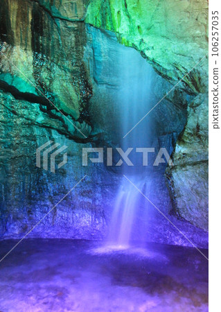 瀑布/瀑布的風景被藍色照亮 瀑布/瀑布的風景被藍色照亮 106257035