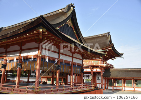 Fushimi Inari Shrine Outer Worship Hall and Tower Gate [Important Cultural Property] 106257166