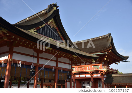 Fushimi Inari Shrine Outer Worship Hall and Tower Gate [Important Cultural Property] 106257167