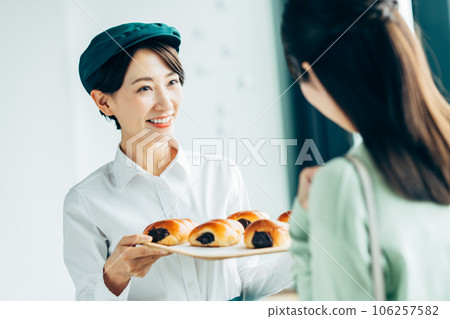 麵包店工作人員為顧客服務 106257582