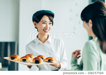 麵包店工作人員為顧客服務 106257584