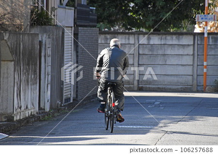 騎自行車的老人 106257688