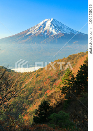 從山梨縣河口湖町三頭山眺望富士山與秋葉 從山梨縣河口湖町三頭山眺望富士山與秋葉 106258056