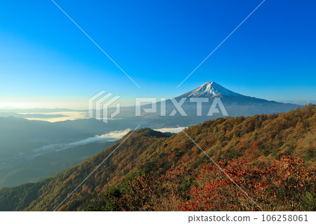 從山梨縣河口湖町三頭山眺望富士山與秋葉 從山梨縣河口湖町三頭山眺望富士山與秋葉 106258061