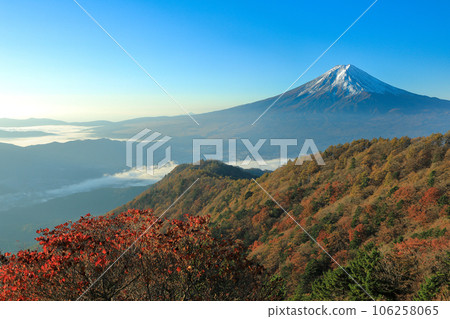 View of Mt.Fuji from Mitsutouge with autumn leaves Kawaguchiko Town, Yamanashi Prefecture 106258065
