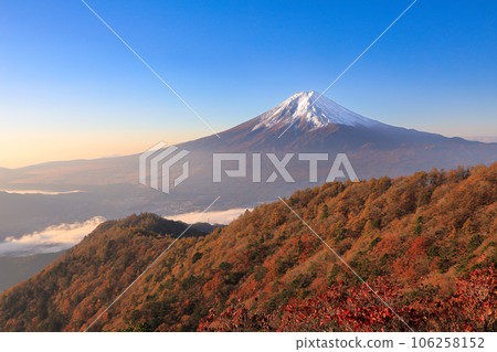 View of Mt.Fuji from Mitsutouge with autumn leaves Kawaguchiko Town, Yamanashi Prefecture View of Mt.Fuji from Mitsutouge with autumn leaves Kawaguchiko Town, Yamanashi Prefecture 106258152
