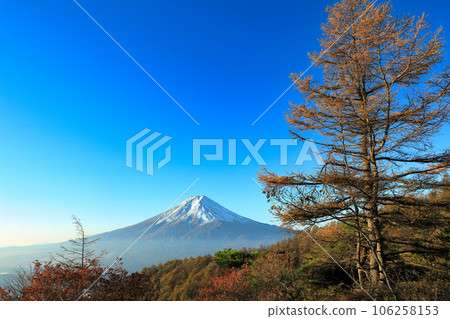從山梨縣河口湖町三頭山眺望富士山與秋葉 從山梨縣河口湖町三頭山眺望富士山與秋葉 106258153