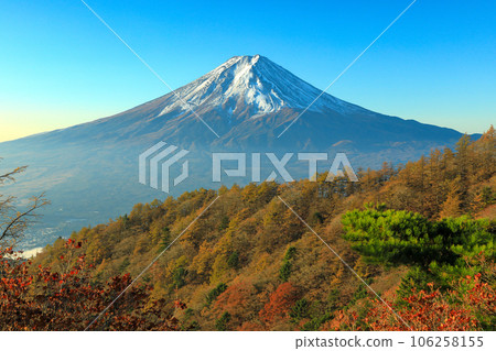 View of Mt.Fuji from Mitsutouge with autumn leaves Kawaguchiko Town, Yamanashi Prefecture 106258155
