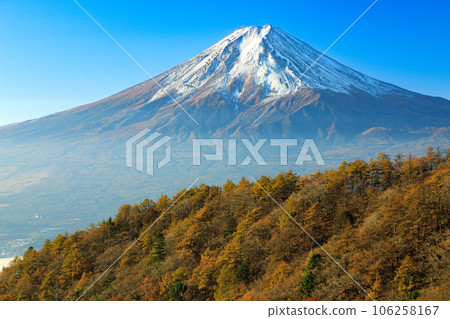 View of Mt.Fuji from Mitsutouge with autumn leaves Kawaguchiko Town, Yamanashi Prefecture View of Mt.Fuji from Mitsutouge with autumn leaves Kawaguchiko Town, Yamanashi Prefecture 106258167