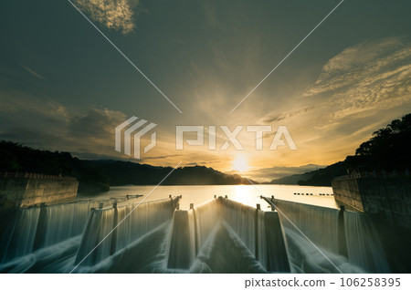 鯉魚潭水庫鋸齒堰日出 鯉魚潭水庫鋸齒堰日出 106258395