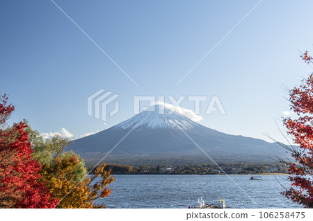 從河口湖看到的富士山和紅葉[山梨縣富士河口湖町] 106258475