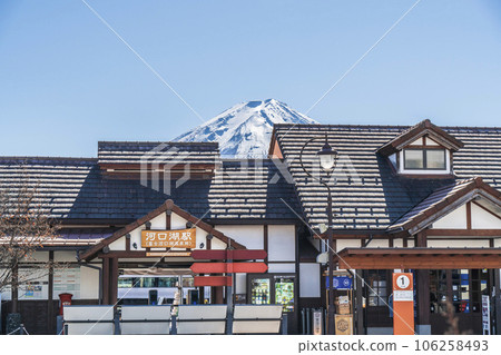河口湖站和富士山的車站大樓[山梨縣富士河口湖町] 106258493