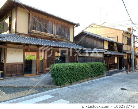 Kyoto's townscape Kyomachiya on Shimogawara-dori 106258776