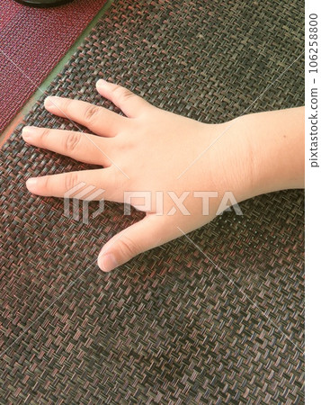 孩子的手張開放在桌子上 孩子的手張開放在桌子上 106258800