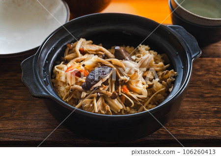用砂鍋煮蘑菇飯 106260413