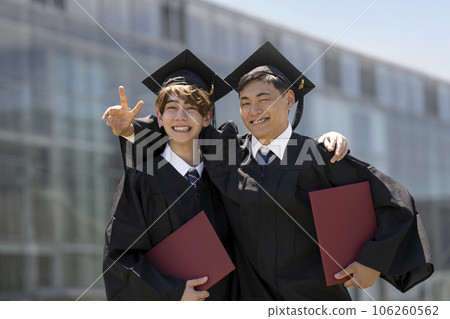 兩名身穿學士袍的男學生畢業典禮形象 兩名身穿學士袍的男學生畢業典禮形象 106260562