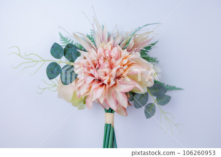 白色背景粉紅色花朵的花束 106260953