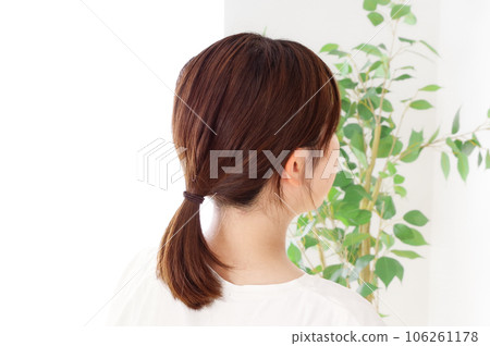 一個綁著頭髮的女人的後視圖 一個綁著頭髮的女人的後視圖 106261178