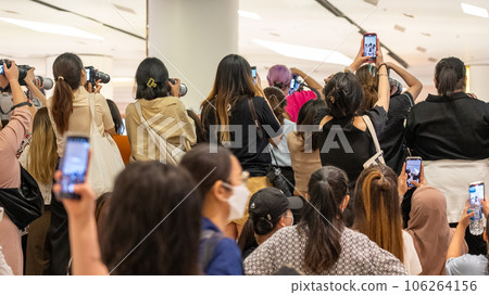 女粉絲對帥哥不遺餘力 106264156