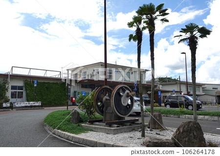 In front of JR Nagato-shi Station D51 driving wheel display 106264178