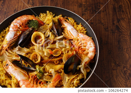 paella spanish food 106264274