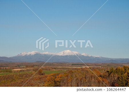 Autumn hills and snow-capped mountains Daisetsuzan 106264447