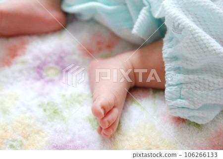 Newborn's foot Newborn's foot 106266133