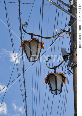 復古街景中的時尚路燈 106267112