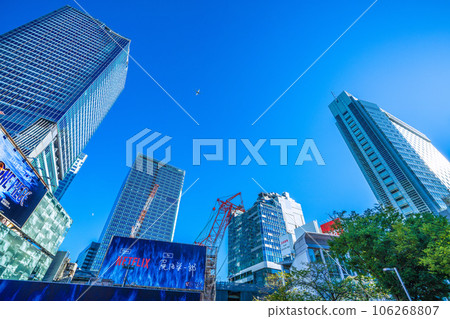 Japan's Tokyo cityscape: Airplanes fly over Shibuya, aviation demand recovers... View of Shibuya's five buildings, etc. = August 25th 106268807