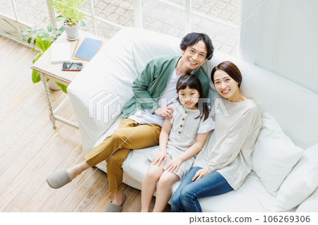 一家人在客廳的沙發上放鬆 106269306