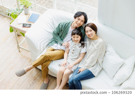 一家人在客廳的沙發上放鬆 一家人在客廳的沙發上放鬆 106269320