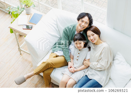 一家人在客廳的沙發上放鬆 一家人在客廳的沙發上放鬆 106269321