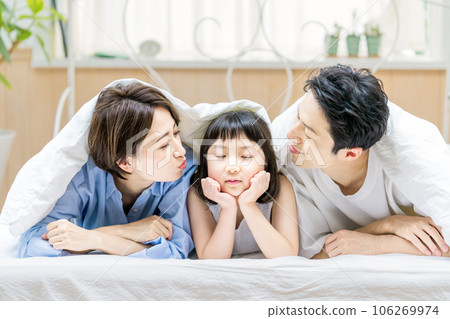 親密的家人在床上 106269974