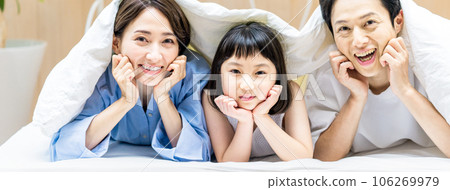 Close family in bed Close family in bed 106269979