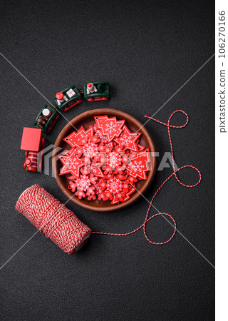 Empty ceramic black plate with christmas decoration elements 106270166