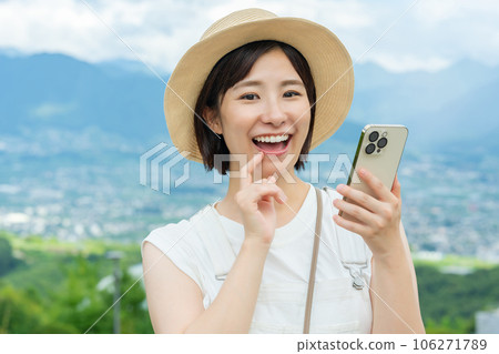 女人在智能手機上搜索 女人旅行 女人旅行 女人去度假 106271789