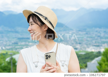 女人在智能手機上搜索 女人旅行 女人旅行 女人去度假 女人在智能手機上搜索 女人旅行 女人旅行 女人去度假 106271797