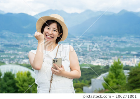 女人在智能手機上搜索 女人旅行 女人旅行 女人去度假 106271801