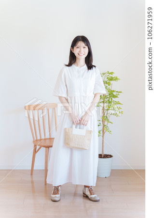 Women's fashion coordination whole body (vertical orientation) Women's fashion coordination whole body (vertical orientation) 106271959