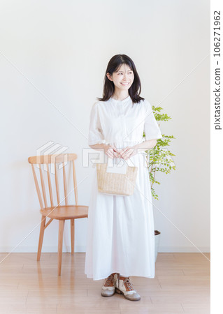 Women's fashion coordination whole body (vertical orientation) Women's fashion coordination whole body (vertical orientation) 106271962