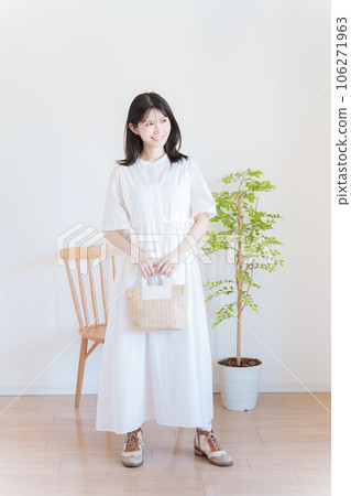 Women's fashion coordination whole body (vertical orientation) Women's fashion coordination whole body (vertical orientation) 106271963