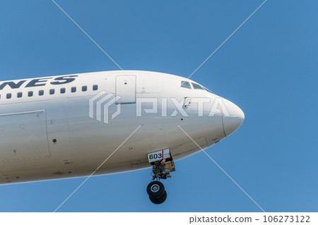 [JAL aircraft ready to land from the sky above Jonanjima Seaside Park] 106273122